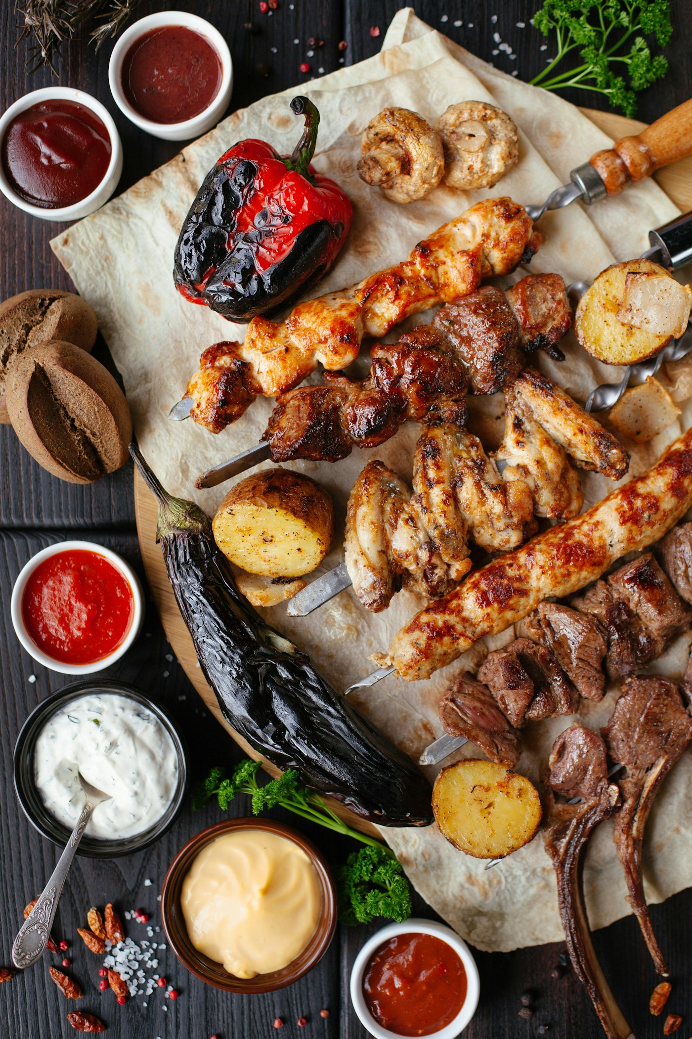 Tábua de churrasco com carnes variadas assadas na hora
