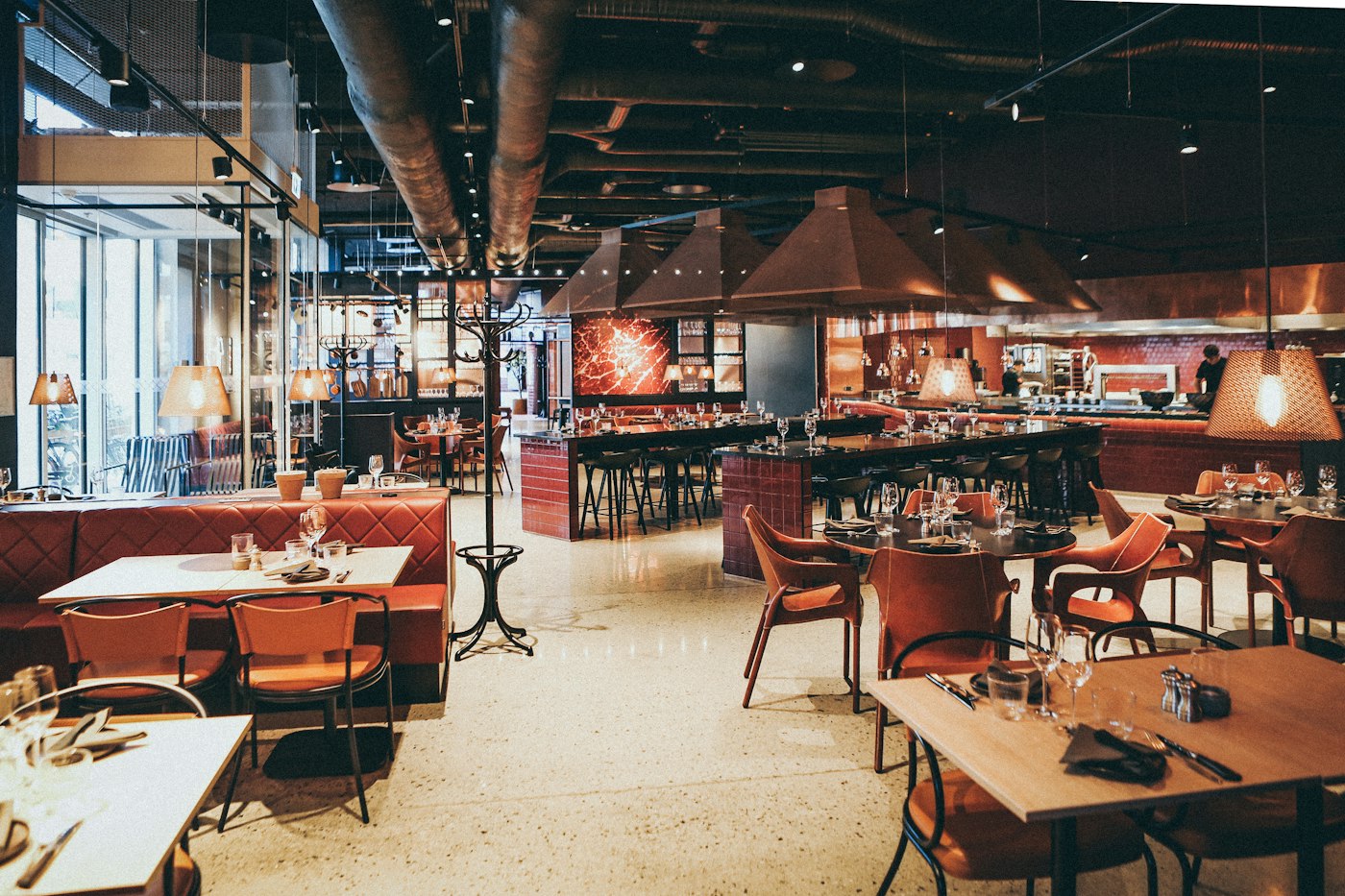 Salão do restaurante com mesas e cadeiras em ambiente acolhedor