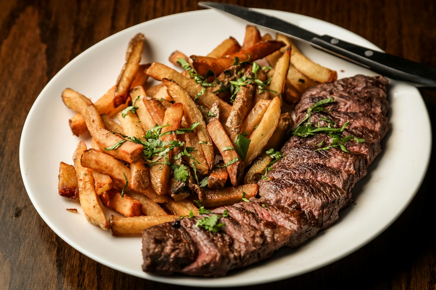 Prato com carne grelhada e batatas