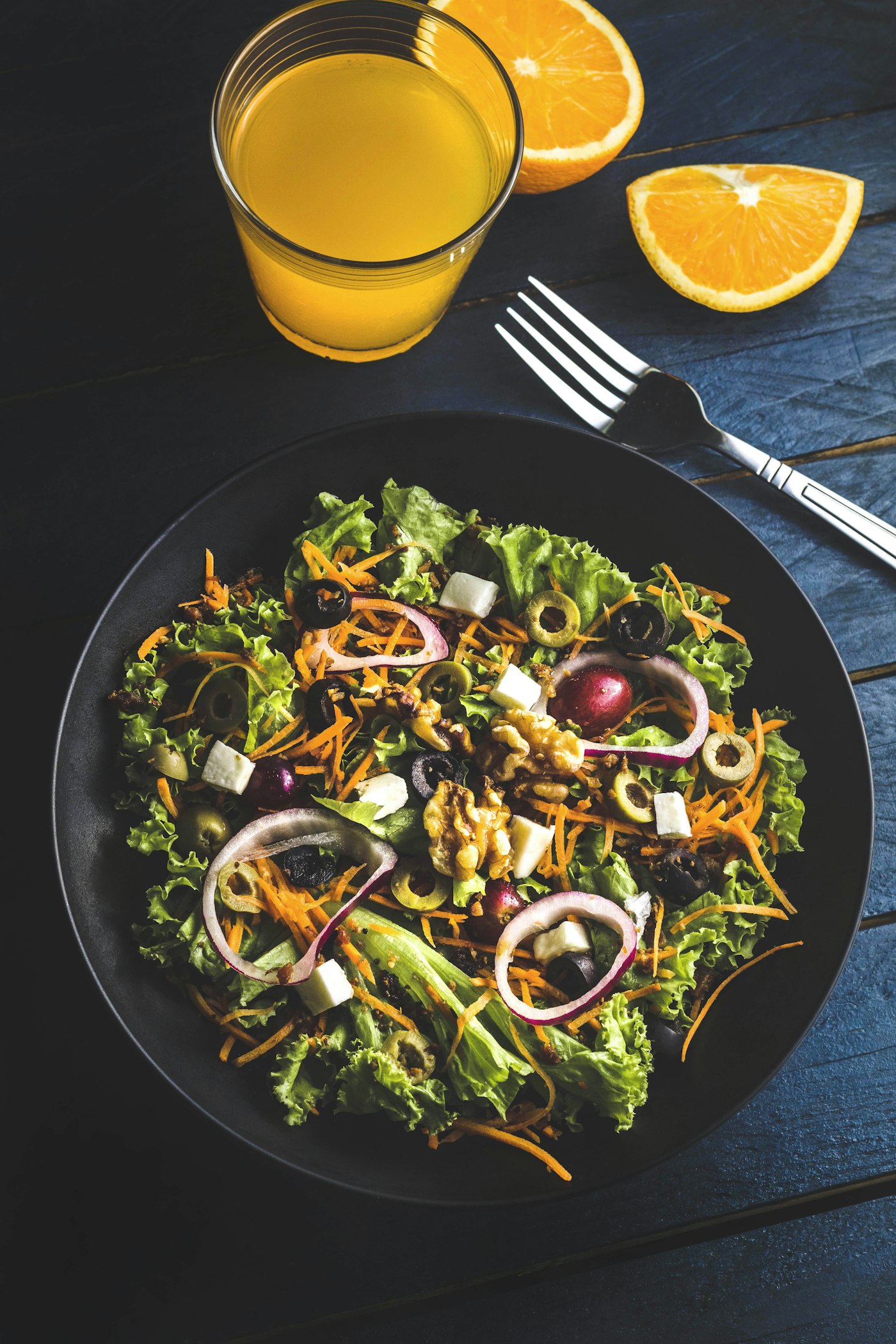 Salada fresca com folhas, legumes e molho